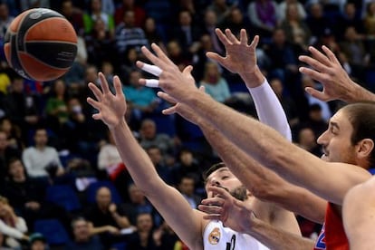 Mirotic pelea un rebote con Krstic