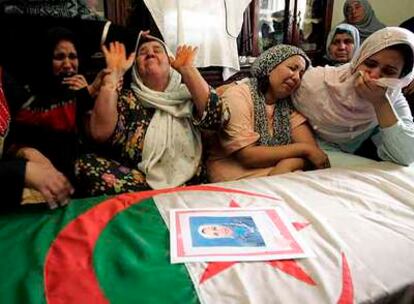 Familiares lloran durante el funeral de una de las víctimas en los atentados del pasado miércoles en Argel.