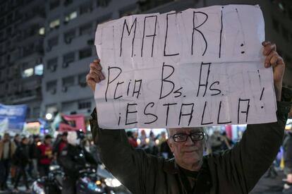 Un hombre muestra una pancarta en una reciente marcha de frazadas.