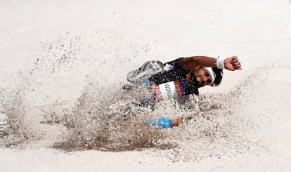 Janaka Wimalasari de Sri Lanka realiza un salto de longitud en los Juegos de la Commonwealth (Australia), el 10 de abril de 2018. 