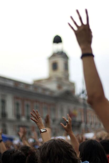 Varios jóvenes apoyan a mano alzada una propuesta.