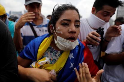 Una asistente a las protestas durante los enfrentamientos con la policía.