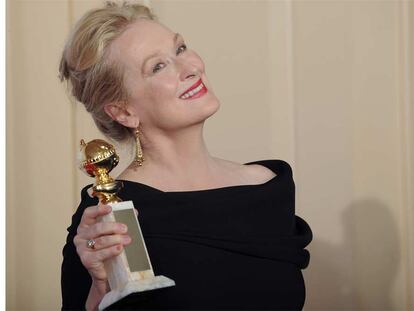 Meryl Streep con su premio. La veterana actriz se hizo con el Globo de Oro a la Mejor Actriz de comedia o musical por la película 'Julia & Julia'