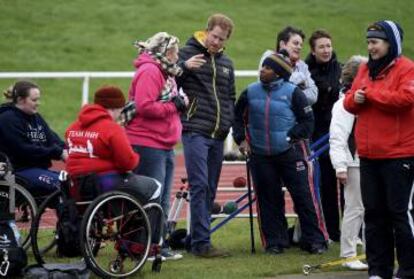 Enrique de Inglaterra visita los entrenamientos de los participantes de la próxima edición de los juegos Invictus.