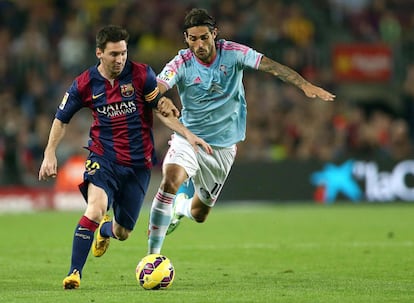 Leo Messi pelea un bal&oacute;n con el delantero argentino del Celta Joaqu&iacute;n Larrivey, que ha marcado el gol con el que su equipo se ha impuesto al Barcelona.