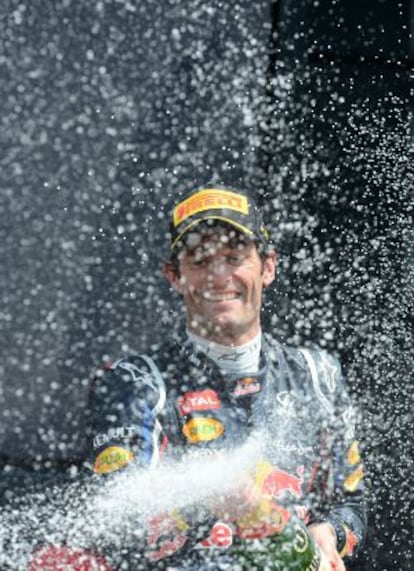 Webber celebra con champán la victoria en Silverstone.