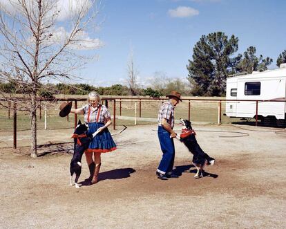 Sandy y Bliss danzando con sus perros Jerry y Diva, los cuatro coordinados con trajes country & western, una de la imágenes del proyecto 'Cha Cha Cha'