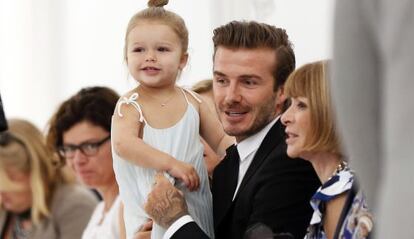 Harper Beckham, en la semana de la moda de Nueva York, con su padre y Anna Wintour. 