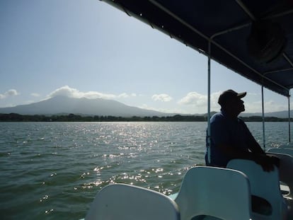 Vista del Volcán Mombacho durante un paseo en lancha por las Isletas de Granada.