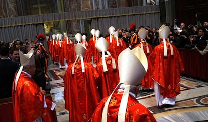 Cardenales al termino de la misa 'Pro eligendo Pontifice' en la Basílica de San Pedro.