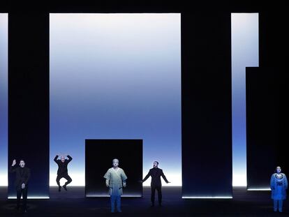 El bajo Adam Palka, el barítono Germán Olvera, el tenor Mikeldi Atxalandabaso, el tenor Jorge de León, el tenor Moisés Marín y la soprano Salomé Jicia, durante el primer acto de ‘Turandot’, el lunes en el Teatro Real.