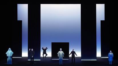 El bajo Adam Palka, el barítono Germán Olvera, el tenor Mikeldi Atxalandabaso, el tenor Jorge de León, el tenor Moisés Marín y la soprano Salomé Jicia, durante el primer acto de ‘Turandot’, el lunes en el Teatro Real.