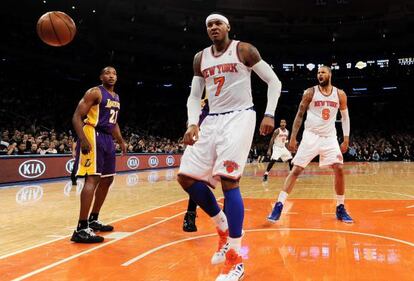Carmelo Anthony celebra tras anotar contra los Lakers.