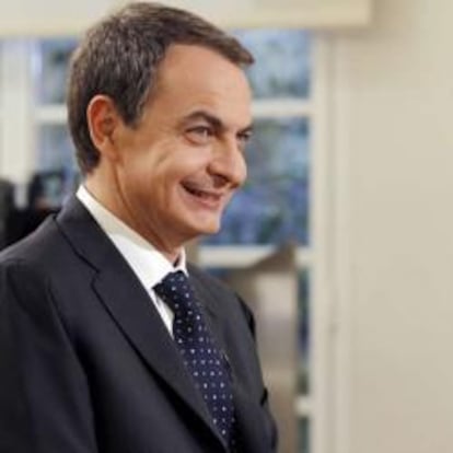 El presidente del Gobierno, José Luis Rodríguez Zapatero, momentos antes de la entrevista que concedida a TVE.