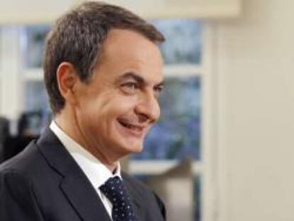 El presidente del Gobierno, José Luis Rodríguez Zapatero, momentos antes de la entrevista que concedida a TVE.