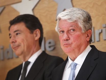 Arturo Fernández (a la derecha), tras una reunión en febrero del año pasado con Ignacio González (a la izquierda).