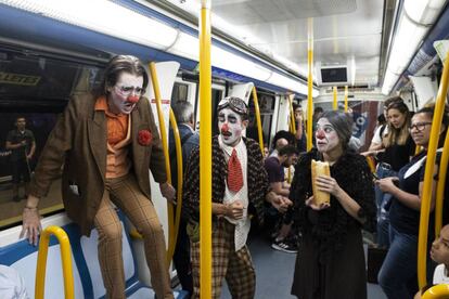 El grupo La Familia Colibrí actuando en el metro.