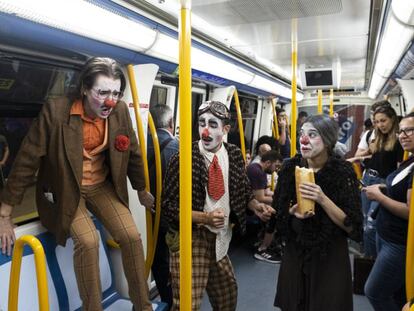 El grupo La Familia Colibrí actuando en el metro.