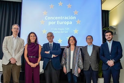 De izquierda a derecha Andrea Rizzi, Ángeles Blanco, Juan Miguel Hernández León, Cristina Monge, Manuel de la Rocha y Gonzalo Martín, antes de la rueda de prensa de este viernes en el Círculo de Bellas Artes de Madrid.