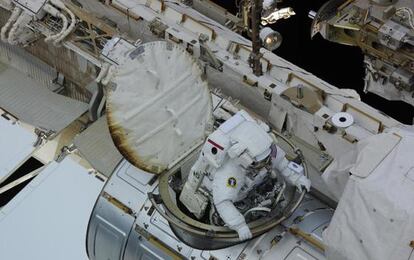 Douglas Wheelock emerge de la Estación Espacial Internacional durante su segunda salida, el 11 de agosto de 2010, para arreglar una avería.