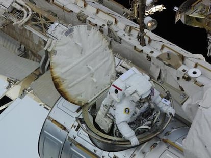 Douglas Wheelock emerge de la Estación Espacial Internacional durante su segunda salida, el 11 de agosto de 2010,  para arreglar una avería.