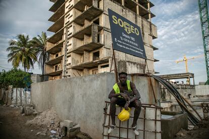 Stéphane Diabou Koné trabaja en la construcción en Abiyán, al lado del edificio abandonado donde ha estado viviendo con sus hermanos y su madre.