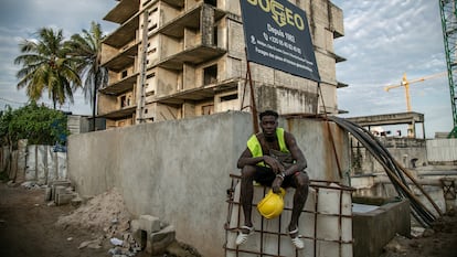 Stéphane Diabou Koné trabaja en la construcción en Abiyán, al lado del edificio abandonado donde ha estado viviendo con sus hermanos y su madre.