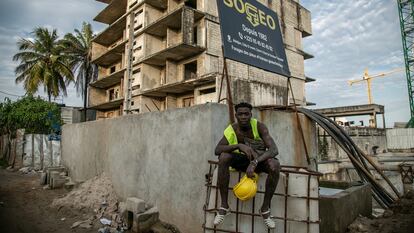 Stéphane Diabou Koné trabaja en la construcción en Abiyán, al lado del edificio abandonado donde ha estado viviendo con sus hermanos y su madre.