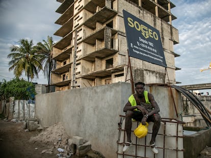 Stéphane Diabou Koné trabaja en la construcción en Abiyán, al lado del edificio abandonado donde ha estado viviendo con sus hermanos y su madre.
