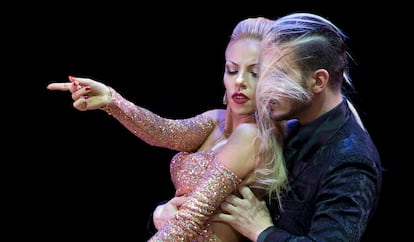 La pareja rusa formada por Anna Gudyno (i) y Kirill Parshakov, compiten en la décimo tercera edición del Mundial de Tango de Buenos Aires (Argentina).