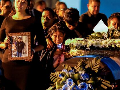 Familiares de uno de los migrantes fallecidos en el incendio en Ciudad Juárez, reciben su cuerpo en el aeropuerto La Aurora, en Ciudad de Guatemala, este martes.