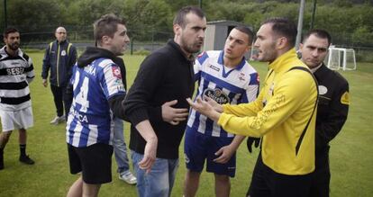 Lucas Pérez trata de calamar a uno de los seguidores que han interrumpido el entrenamiento en Abegondo.