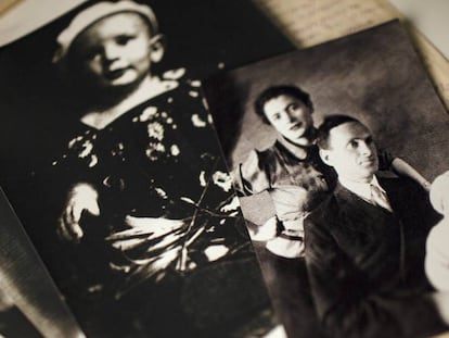 Oleg, superviviente del Holocausto, de niño, fotografiado con sus padres.