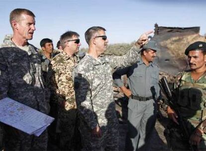 El general Stanley McChrystal, jefe de las tropas de la OTAN en Afganistán (izquierda), visita con otros mandos el lugar del bombardeo del viernes, a las afueras de Kunduz.