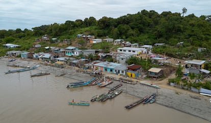 Vista aérea de la comuna Punta de Piedra, ubicada en el golfo de Guayaquil.