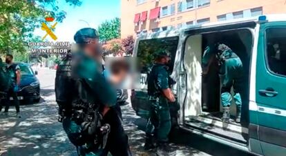 Varios agentes de la Guardia Civil, durante el arresto de uno de los jóvenes en Torrejón.