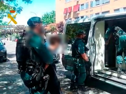 Varios agentes de la Guardia Civil, durante el arresto de uno de los jóvenes en Torrejón.