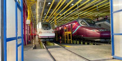 Trenes de alta velocidad de Renfe en el taller de Santa Catalina, en Madrid.