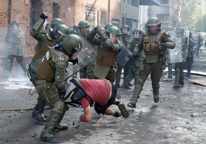 Policías detienen a un manifestante durante una protesta contra el Gobierno de Chile, en Santiago, el 14 de noviembre de 2022.