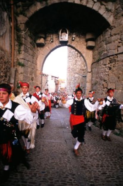 Danzantes de la fiesta de la Virgen de la Cuesta.