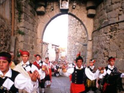 Danzantes de la fiesta de la Virgen de la Cuesta.