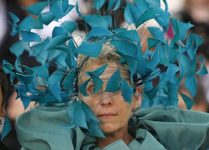 A atriz Frances McDormand ousou no look e foi vestida com um adorno de cabeça azul bastante espalhafatoso.