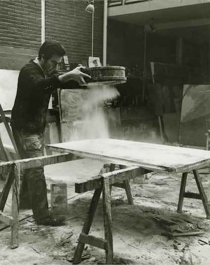 Antoni Tàpies treballant a l’estudi de Barcelona, entre 1966 i 1967. 