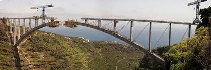 Construcción del viaducto de Arco de los Tilos, en la isla de La Palma.