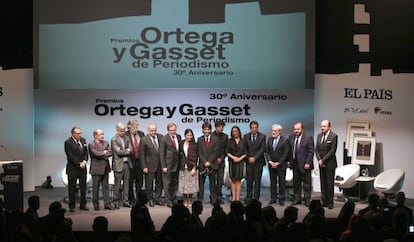 El jurado y los galardonados en la última edición de los Premios Ortega y Gasset de Periodismo.