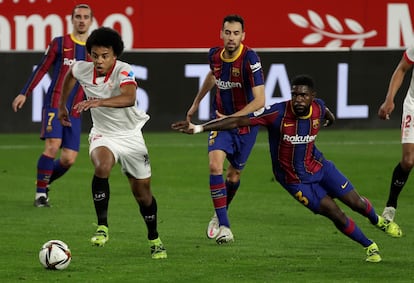 Koundé se escapa de Umtiti durante el partido de semifinales de la Copa del Rey.