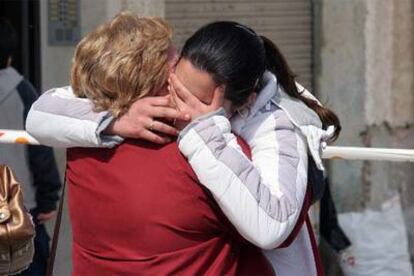 Familiares de la niña muerta en el incendio de su vivienda en Alicante.