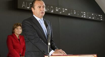 José Joaquín Ripoll jura su cargo como presidente de la Autoridad Portuaria de Alicante ante la consellera de Infraestrucuturas de la Comunidad Valenciana, Isabel Bonig.