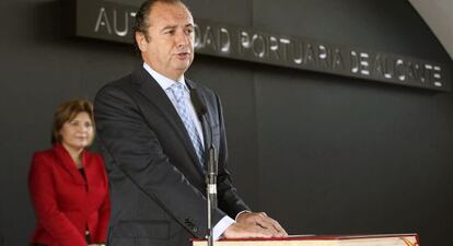 Jos&eacute; Joaqu&iacute;n Ripoll jura su cargo como presidente de la Autoridad Portuaria de Alicante ante la consellera de Infraestrucuturas de la Comunidad Valenciana, Isabel Bonig. 