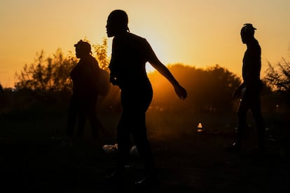 Los migrantes han denunciado que carecen de alimentos y duermen en el suelo con apenas una manta.